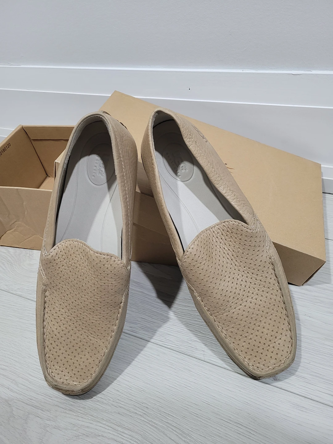 Brand New Uggs loafers Men Size 11 image indicator(2)