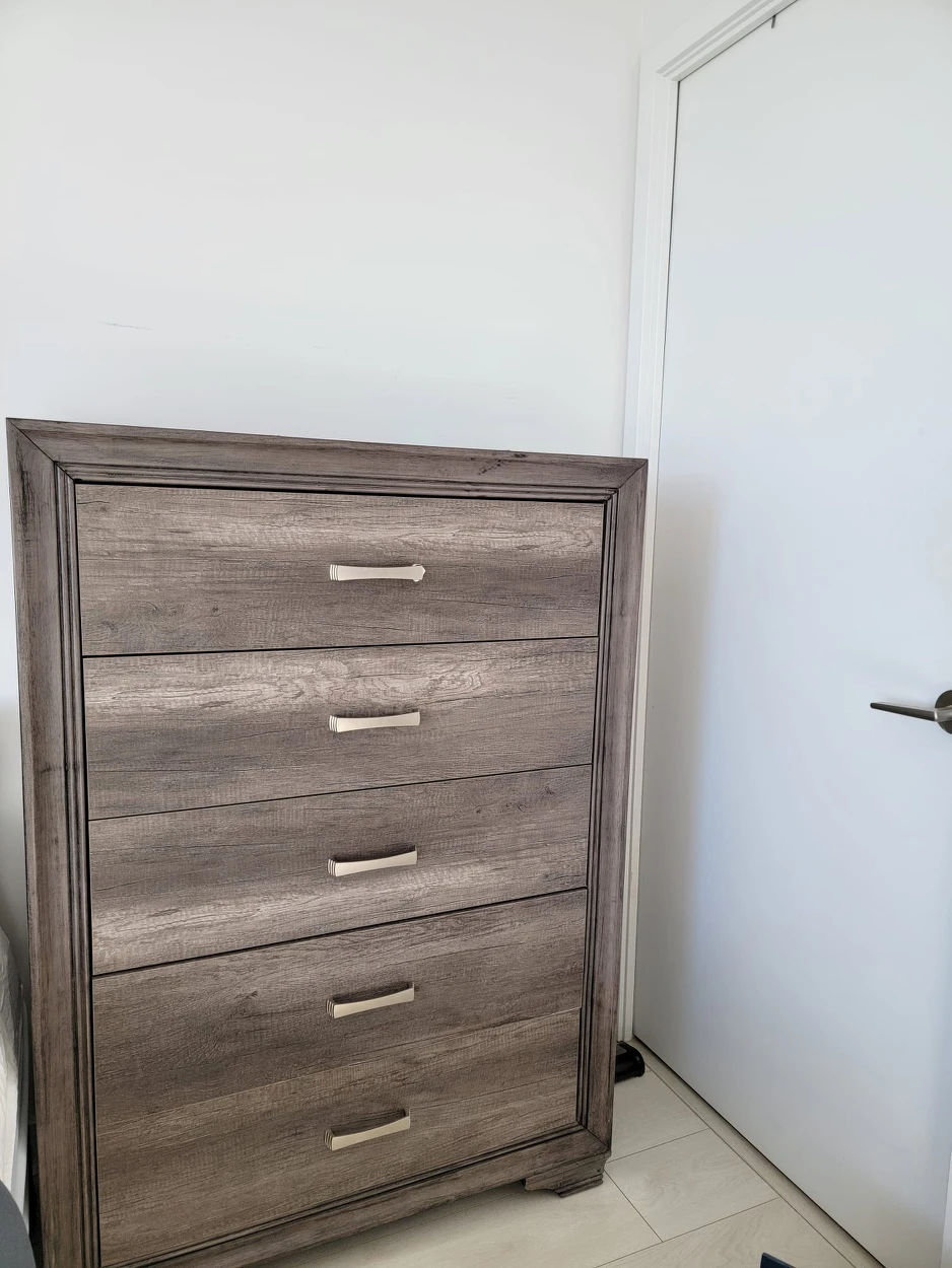 Leon's Chest of Drawers