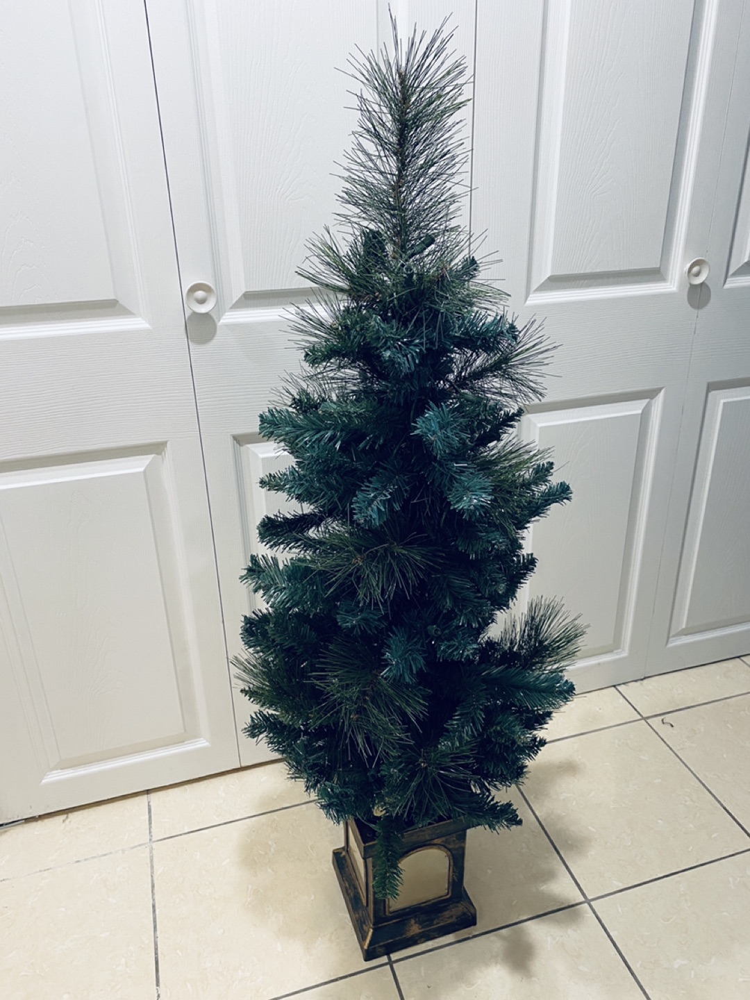 4’ Christmas Tree thumbnail