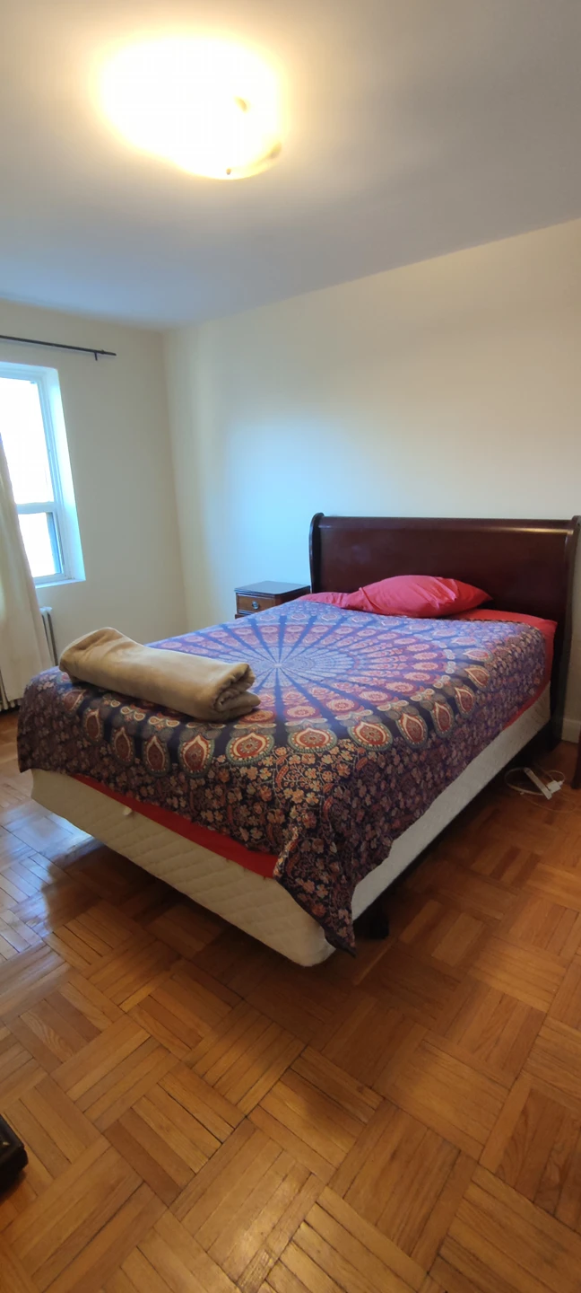 MUST GO!!! CLEAN Queen mattress, boxsprg, frame, & headboard! thumbnail