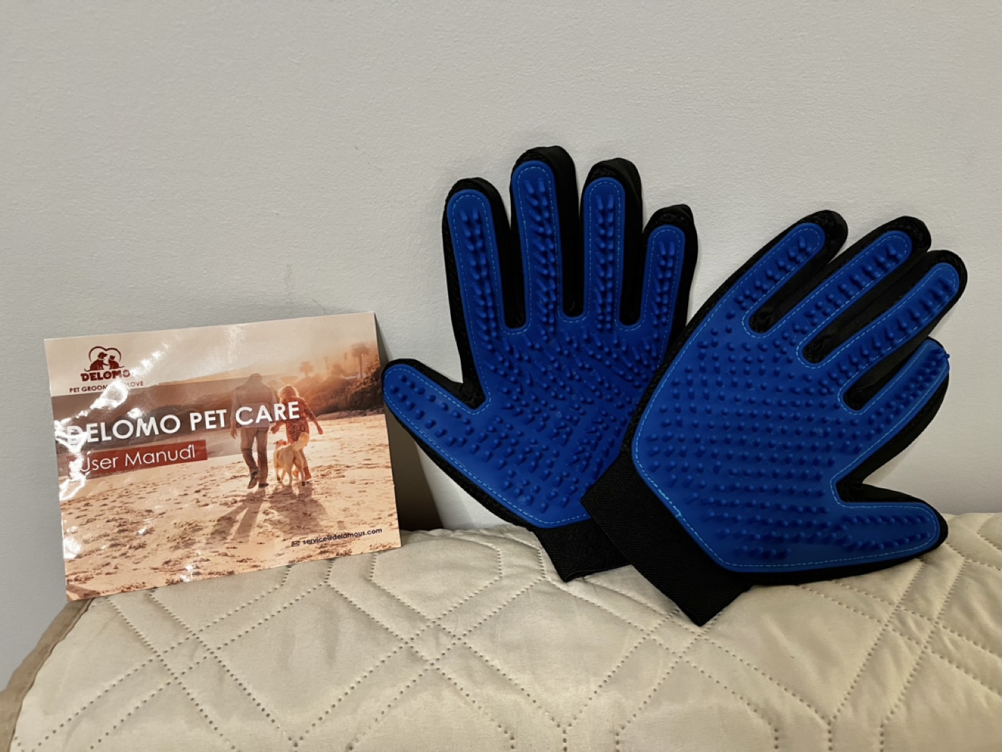 Pet grooming glove