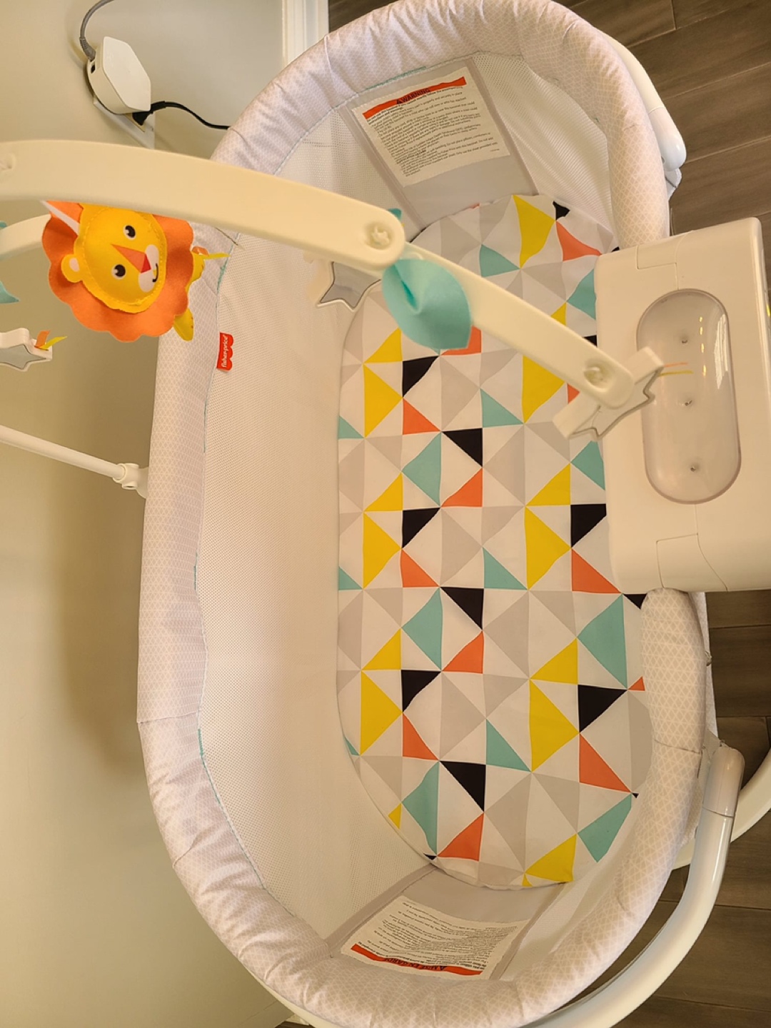 Moving out sale: Fisher price Soothing motion bassinet - photo 3