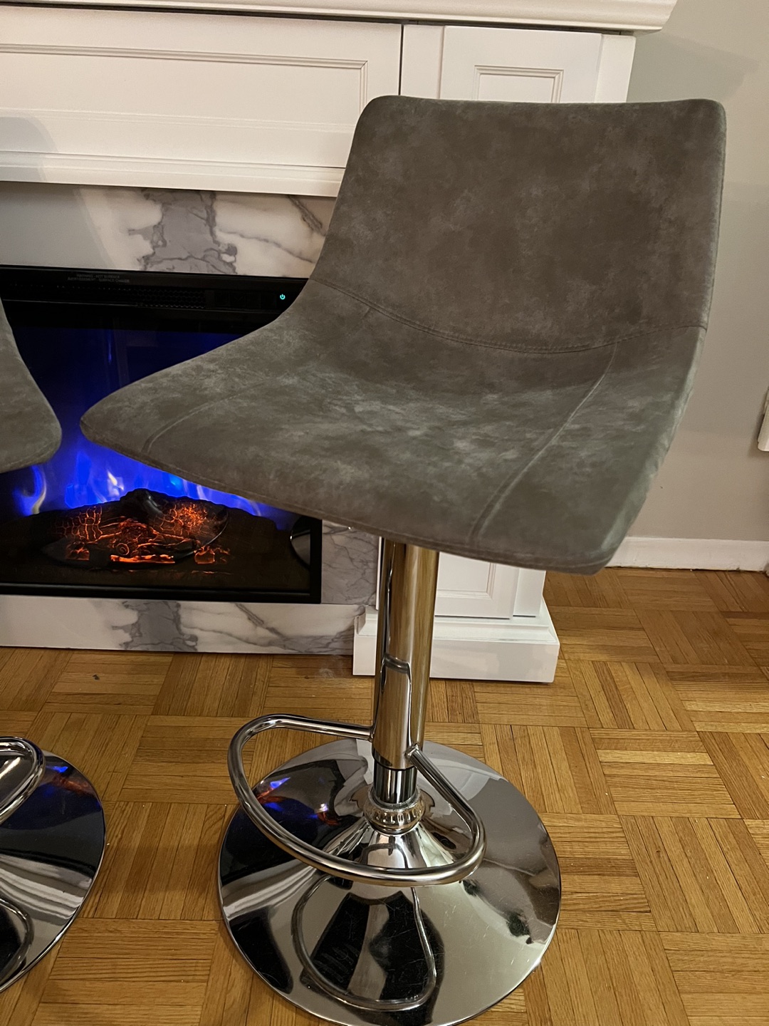ADJUSTABLE BAR STOOLS - photo 2
