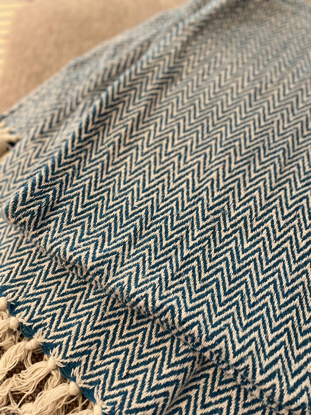Knitted blue chevron throw blanket - photo 2