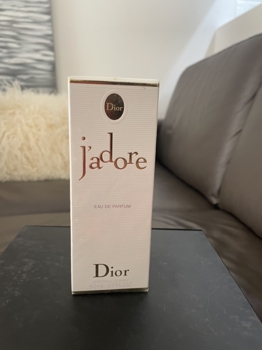 Women’s perfume thumbnail
