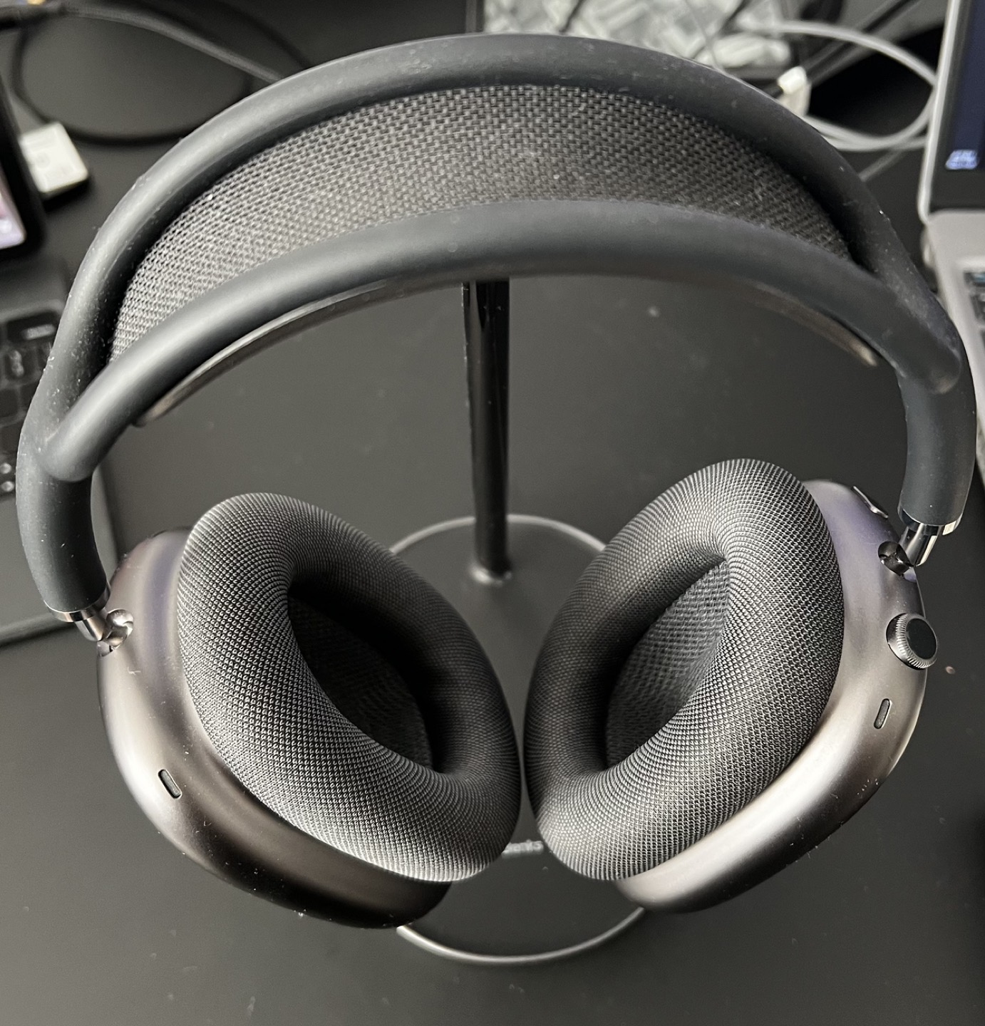 Airpods Max Space Grey + Benks stand