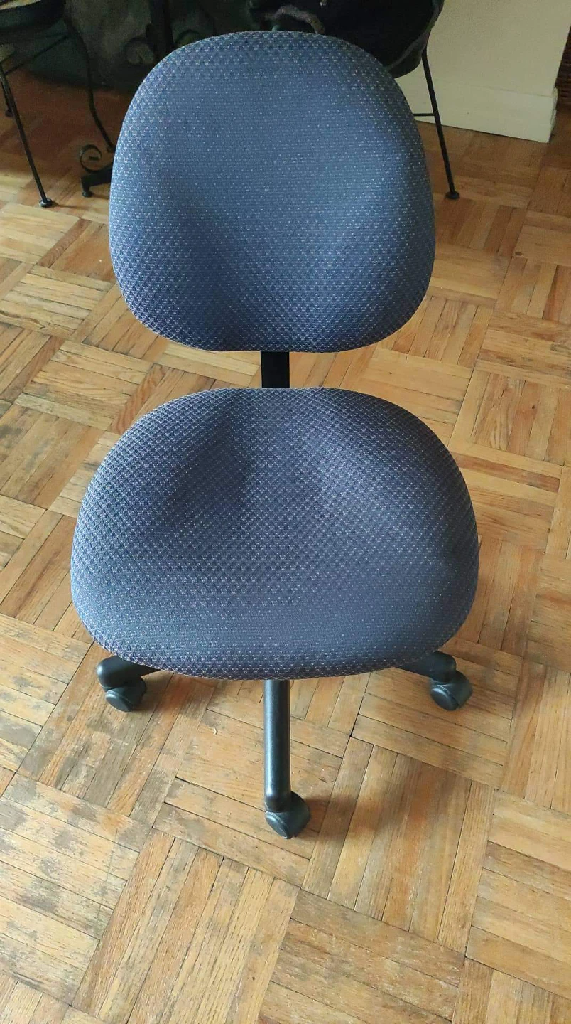 MUST BE PICKED UP ASAP!!! Like new chair! - photo 3