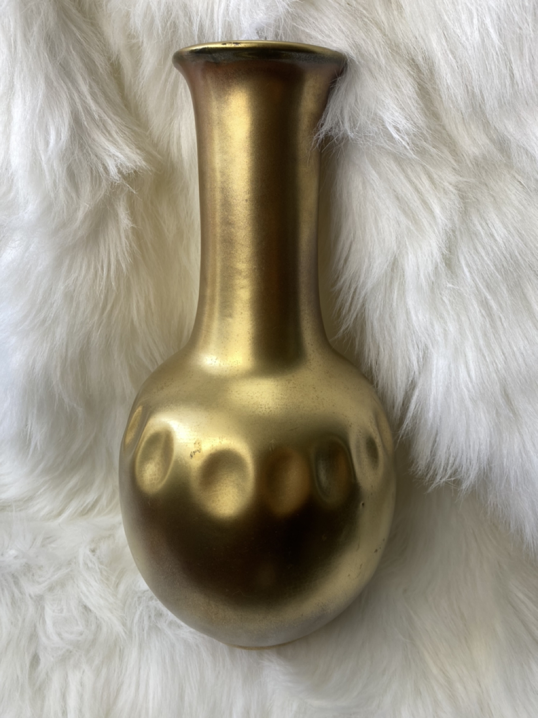 Gold vase thumbnail