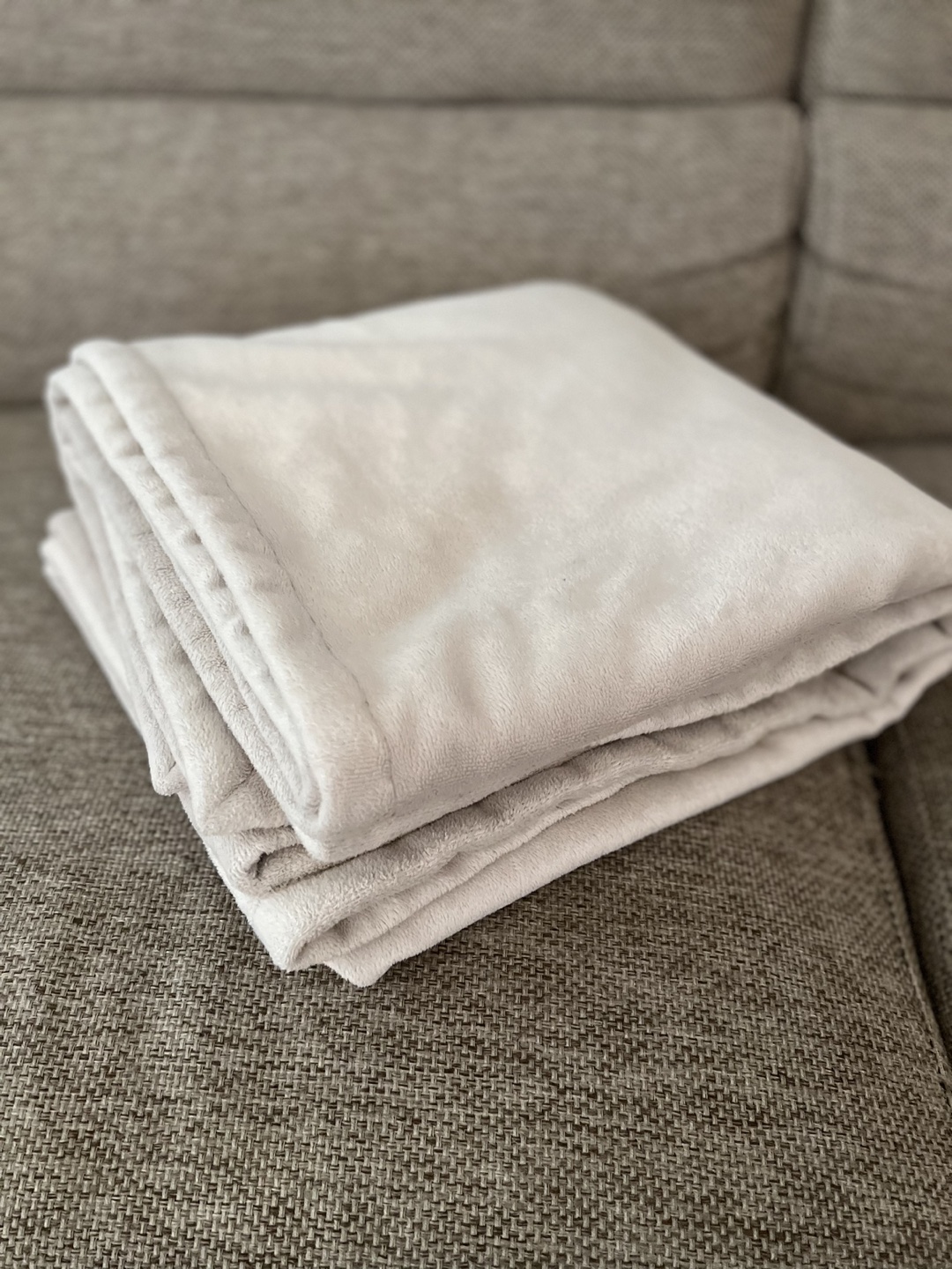 Soft faux fur throw blanket (124 x 148 cm)