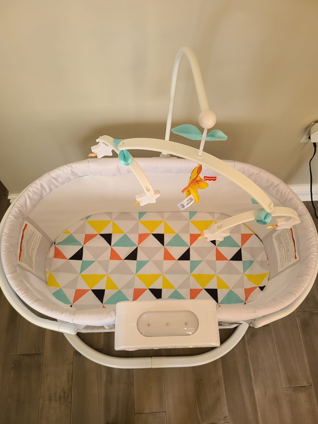 Moving out sale: Fisher price Soothing motion bassinet - photo 2