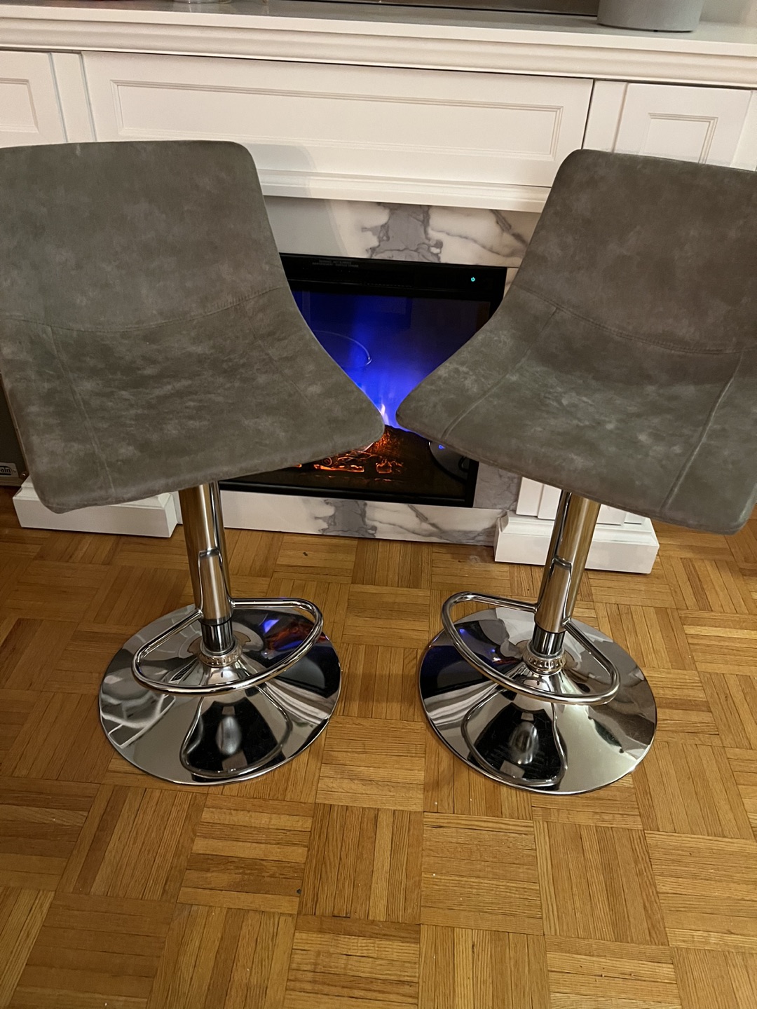 ADJUSTABLE BAR STOOLS
