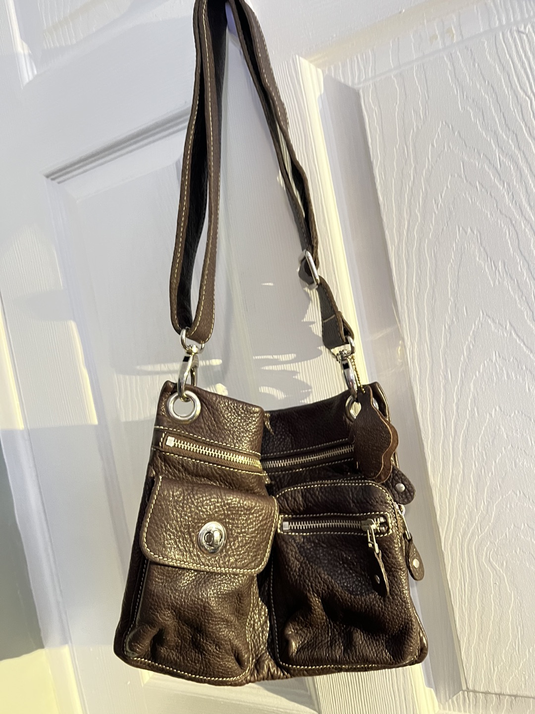 Leather Body bag / chocolate Brown   Brand: ROOTS