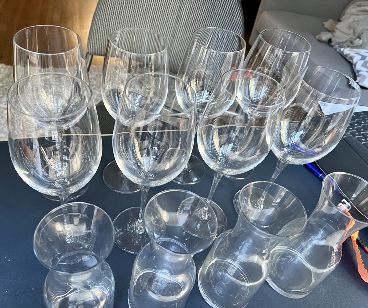 Set of 8 wine glasses and 4 carafes thumbnail