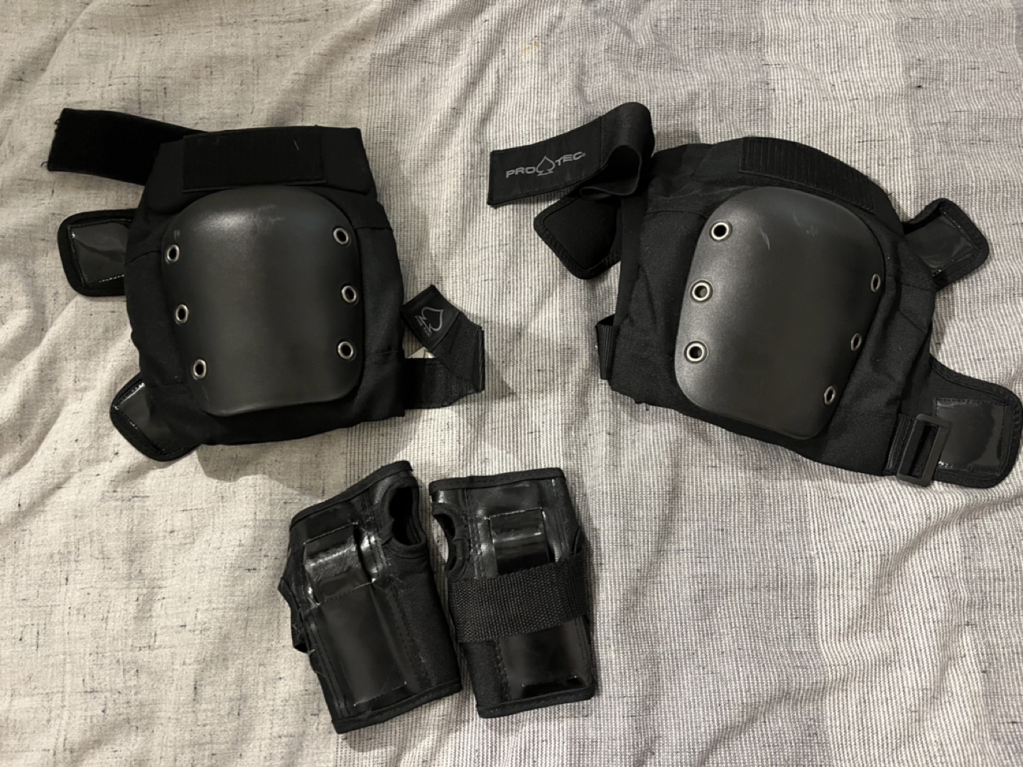 Knee and wrist guards thumbnail