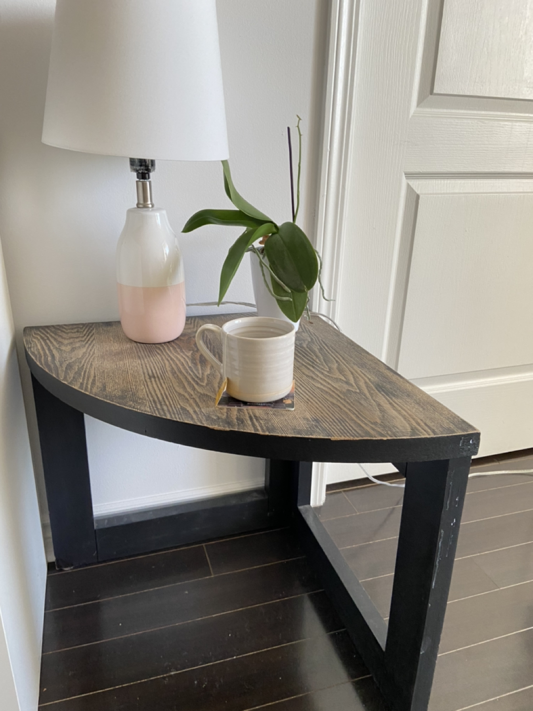 Corner table thumbnail