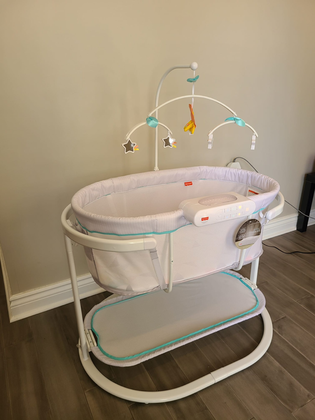 Moving out sale: Fisher price Soothing motion bassinet