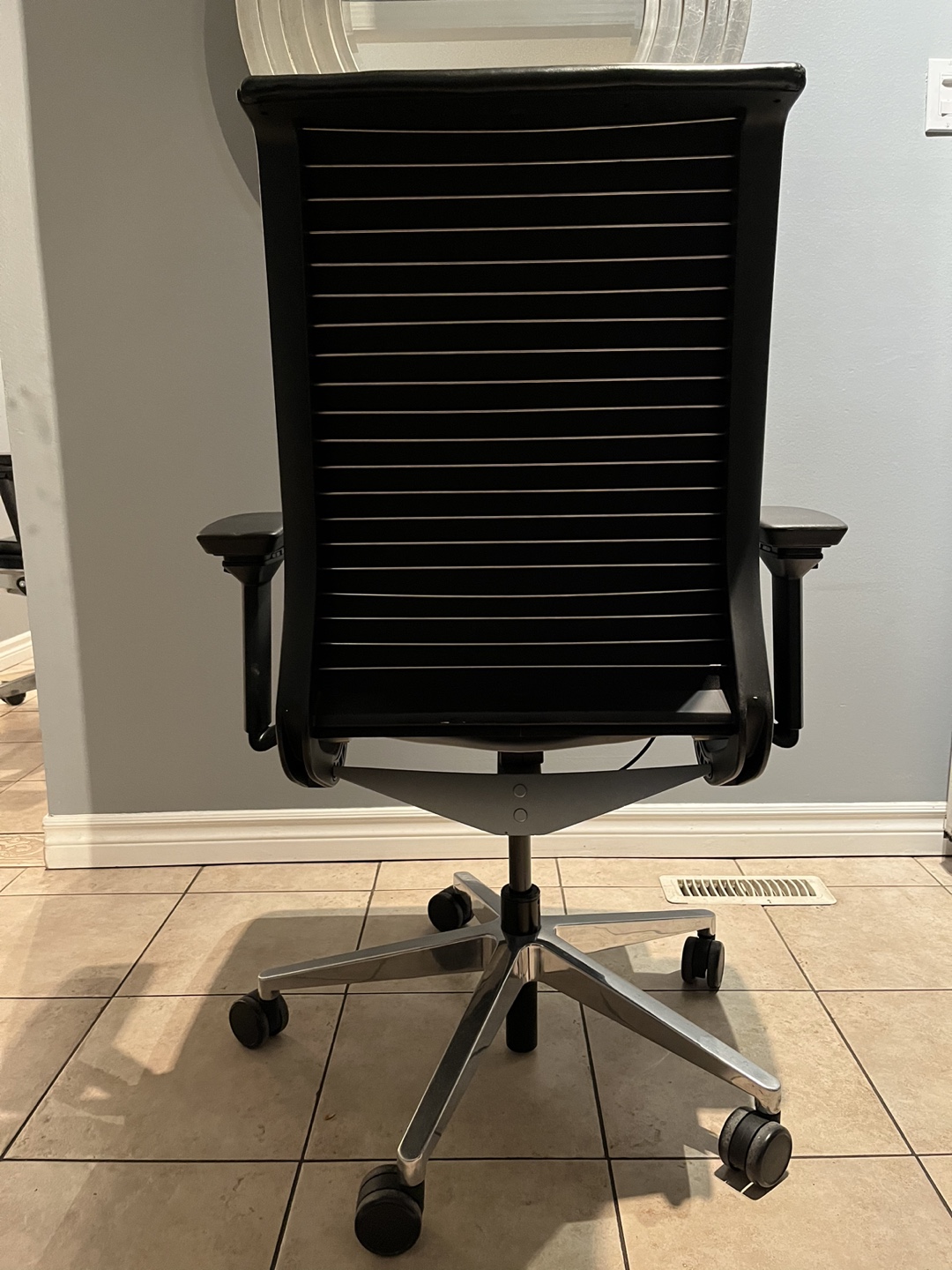 Steelcase Leather Think Desk Office Chair - good condition! - photo 4