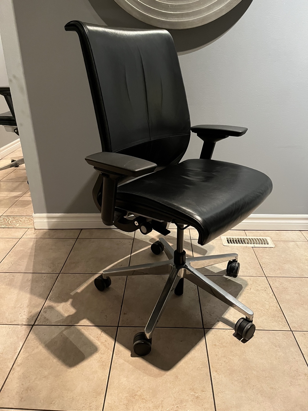 Steelcase Leather Think Desk Office Chair - good condition! - photo 2