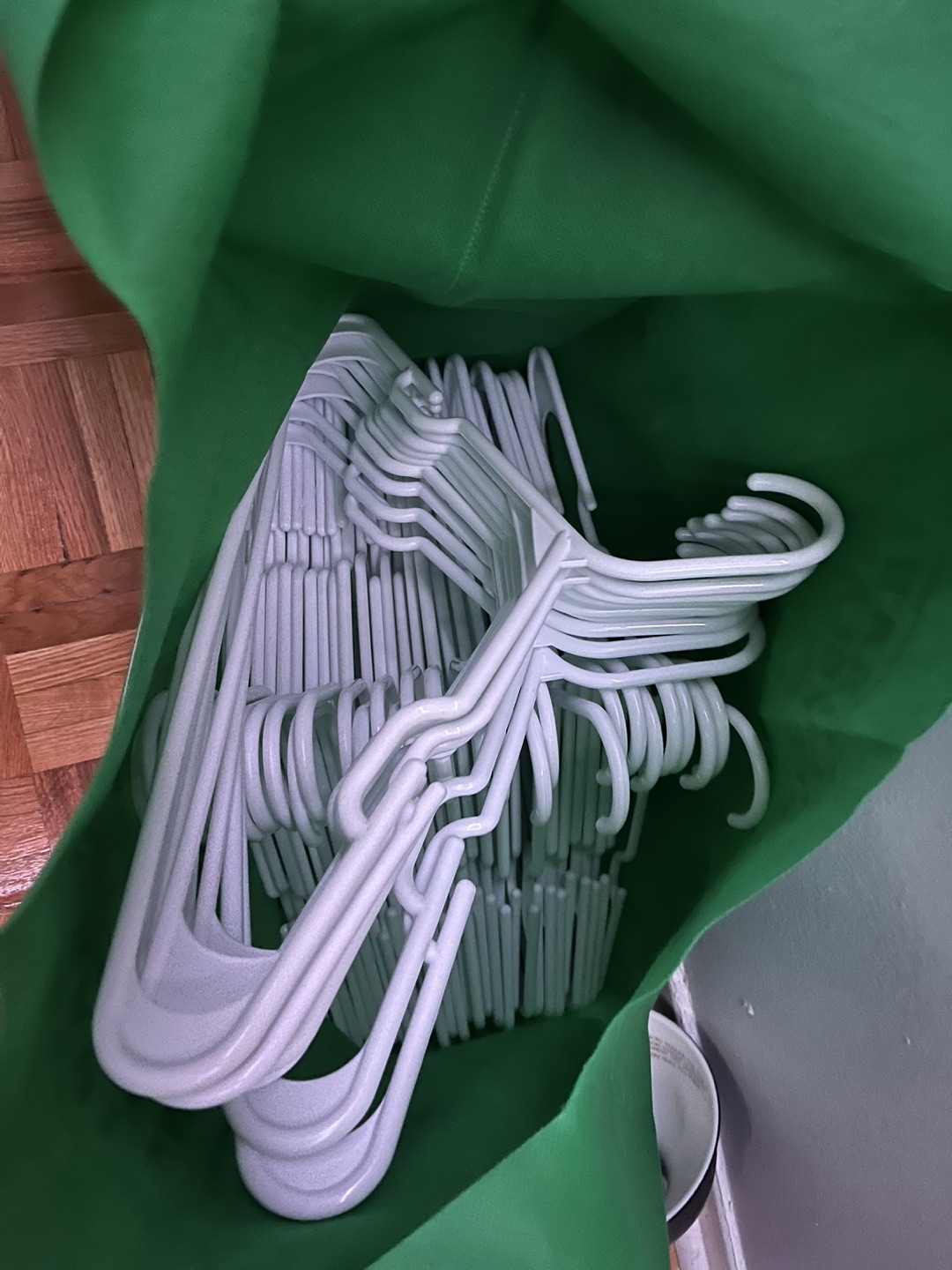 Large Bags of White Hangers (x100) - photo 4