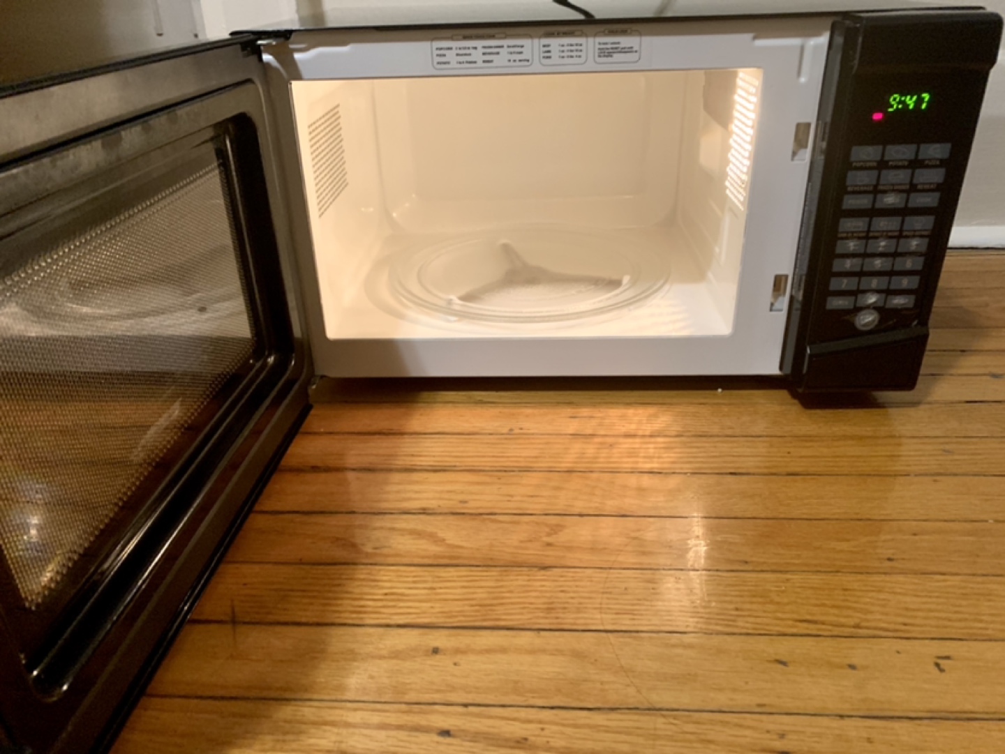 RCA microwave oven - photo 2