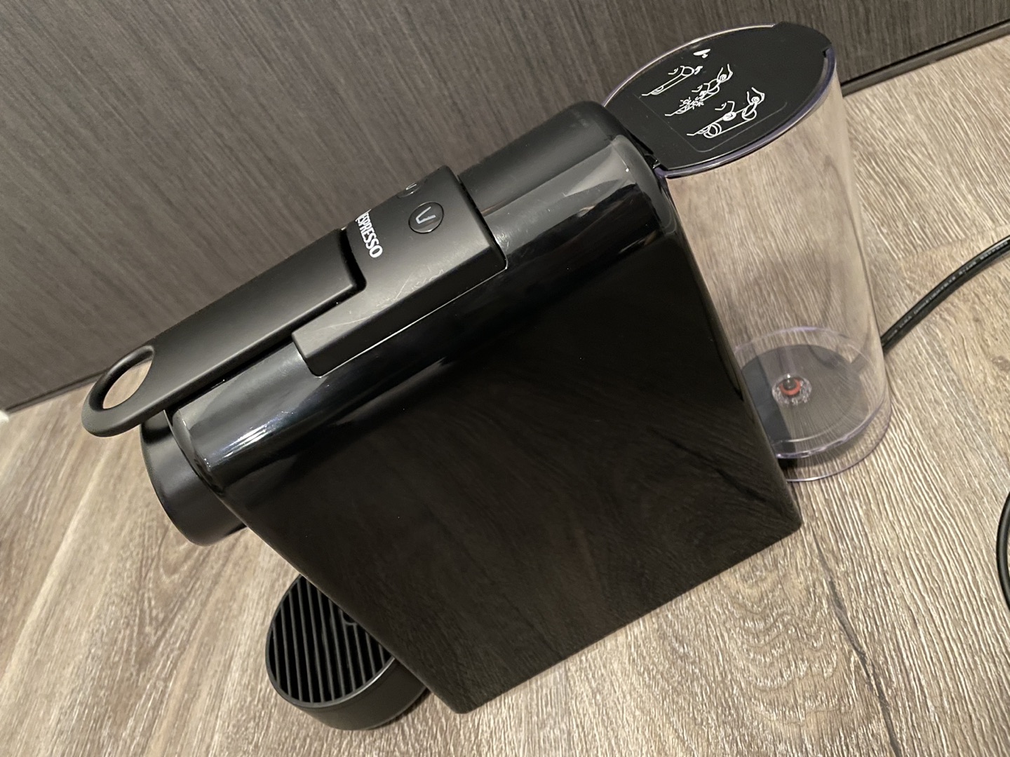 Nespresso essenza mini expresso machine by De’longhi (black) image indicator(3)