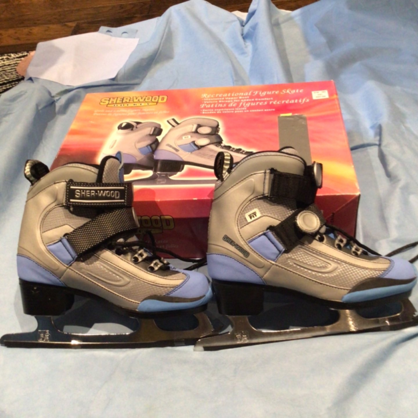 Ladies  ice skates Size 6 - New