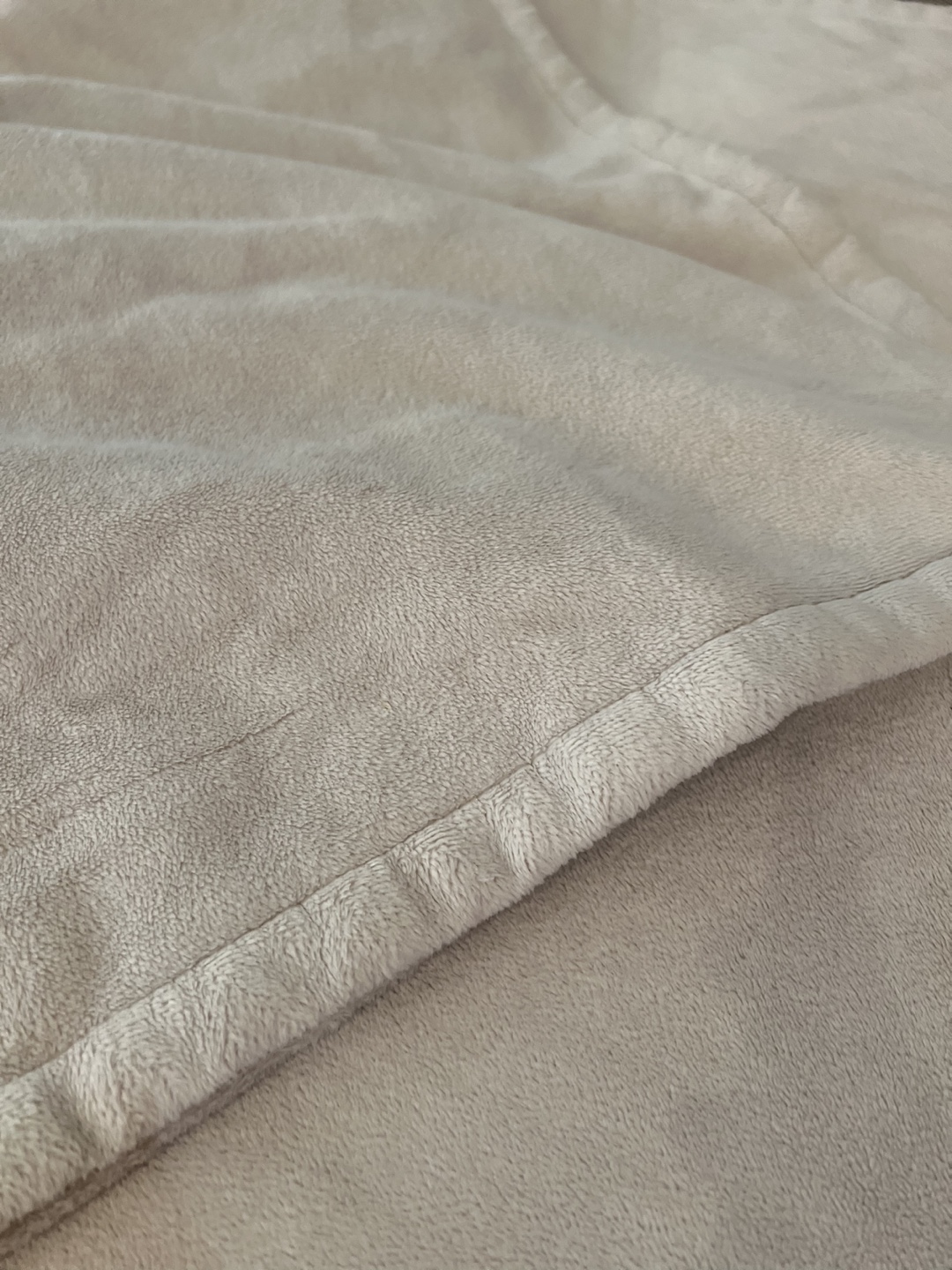 Soft faux fur throw blanket (124 x 148 cm) - photo 3