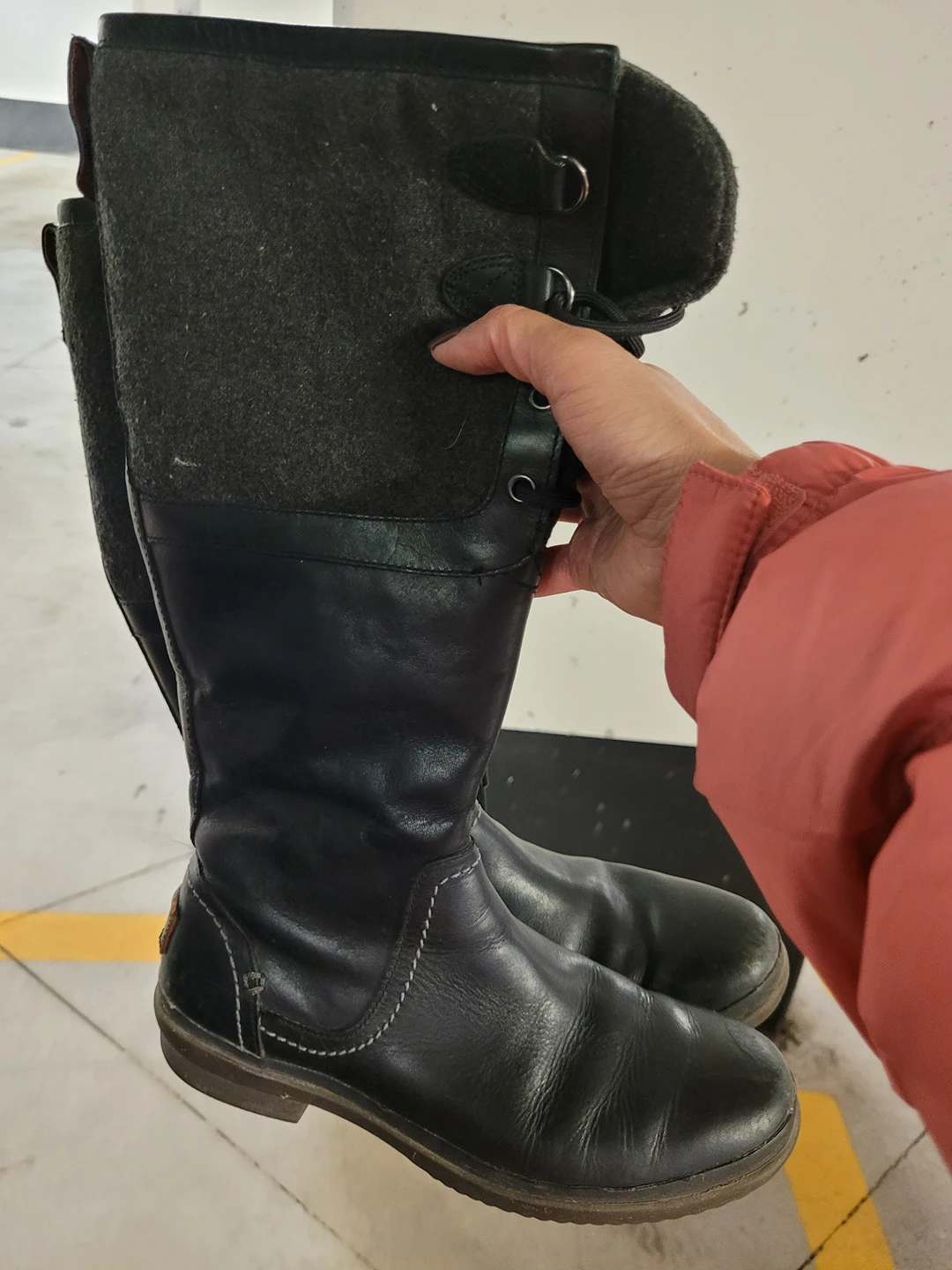 UGG BOOTS SIZE 7 thumbnail