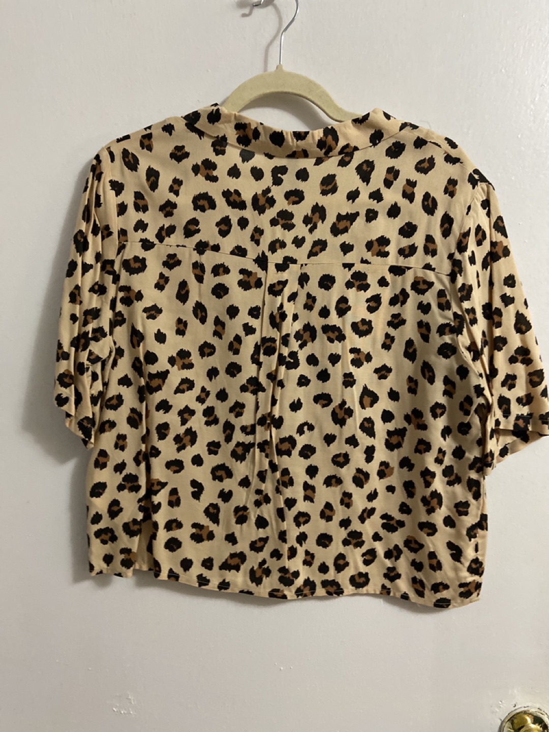 H&M Cropped Leopard/Cheetah Print collared shirt - size 10 image indicator(3)