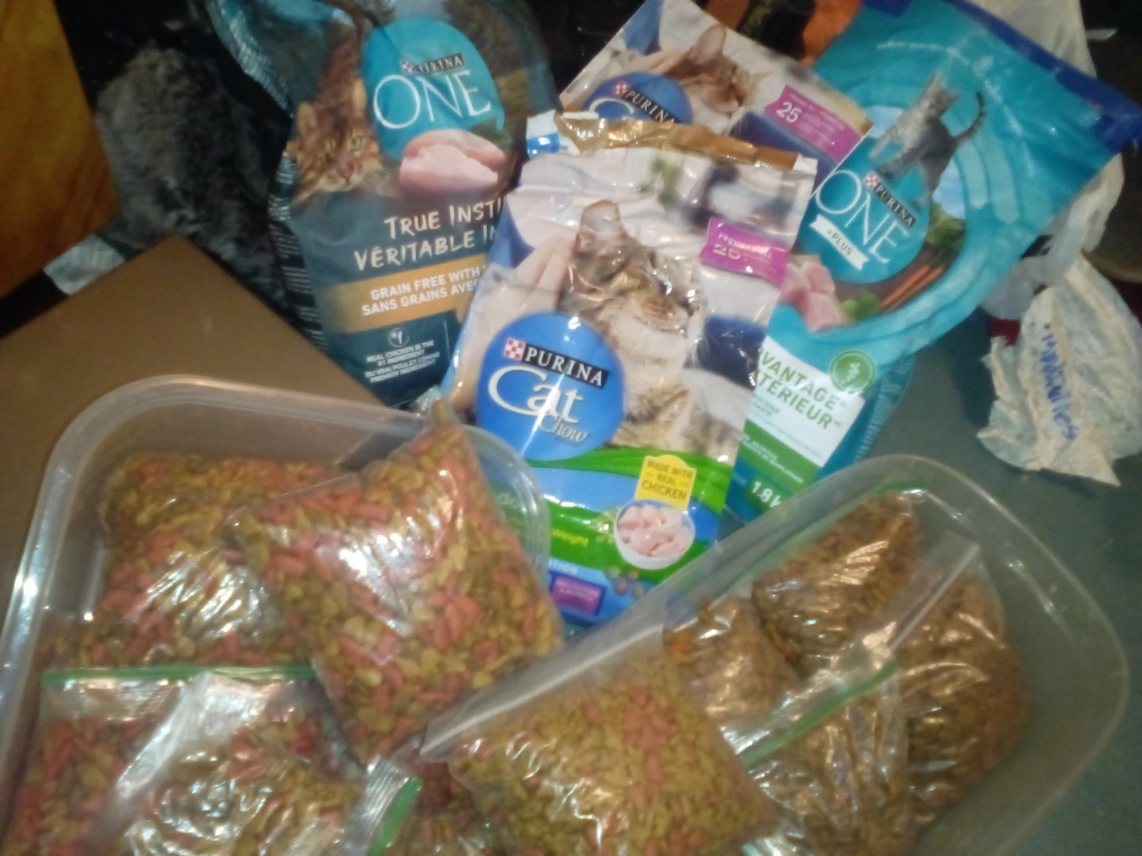 Tons of cat food - photo 2