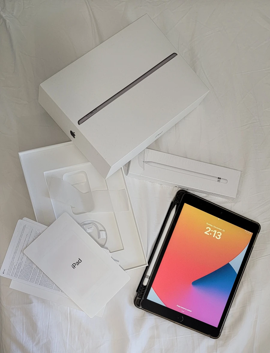Ipad 8th generation 2020-2021 32GB with accessories thumbnail