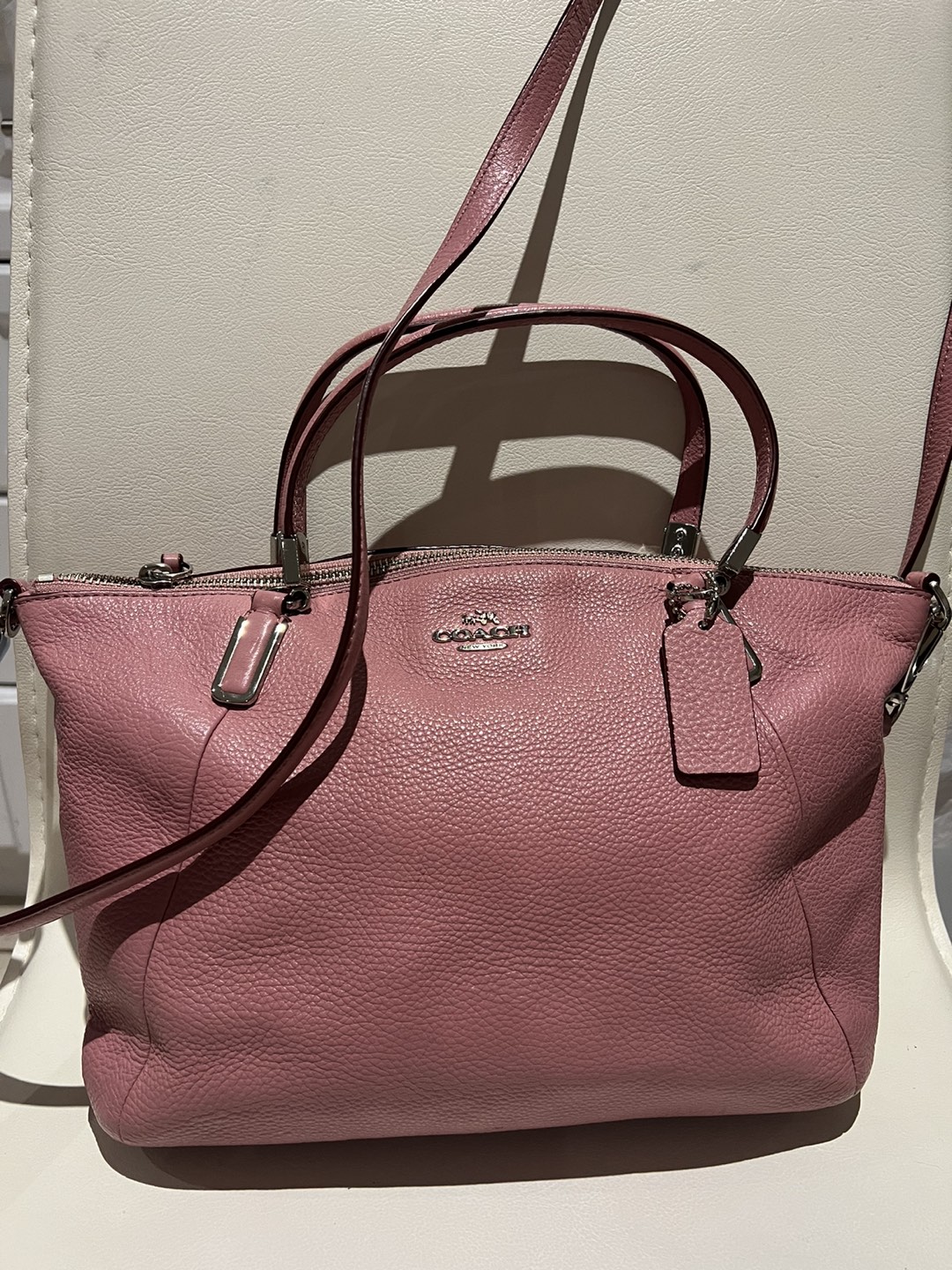 Genuine Coach handheld/crossbody leather handbag, pink color. thumbnail