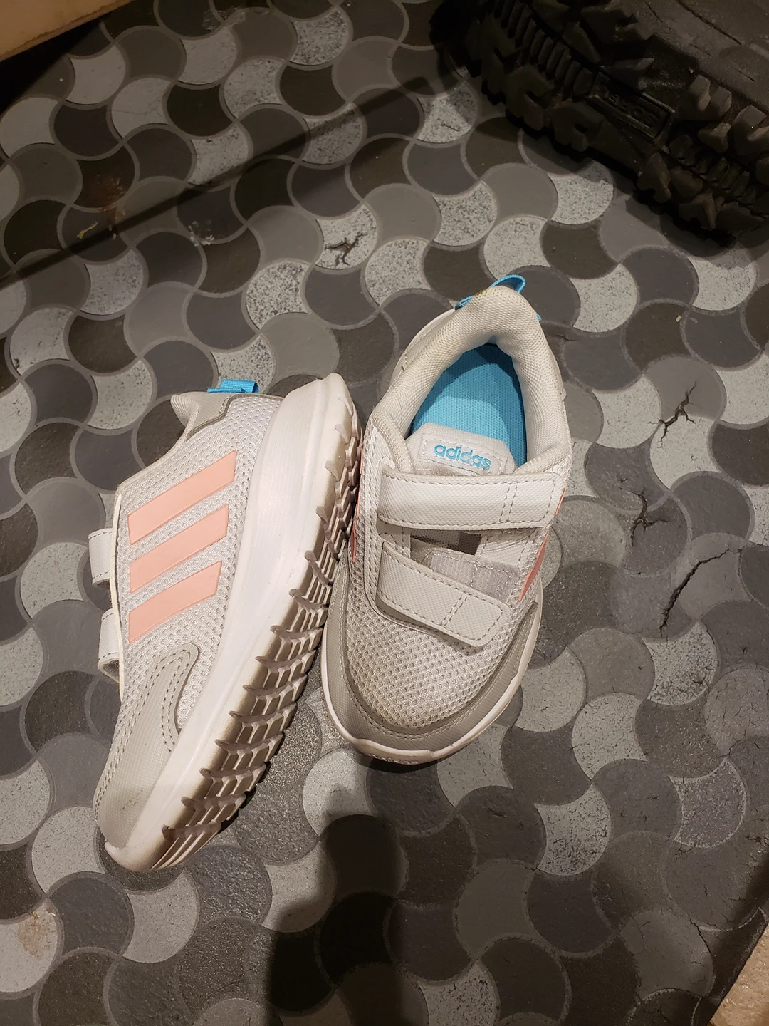 toddler size 7 Adidas sneakers thumbnail