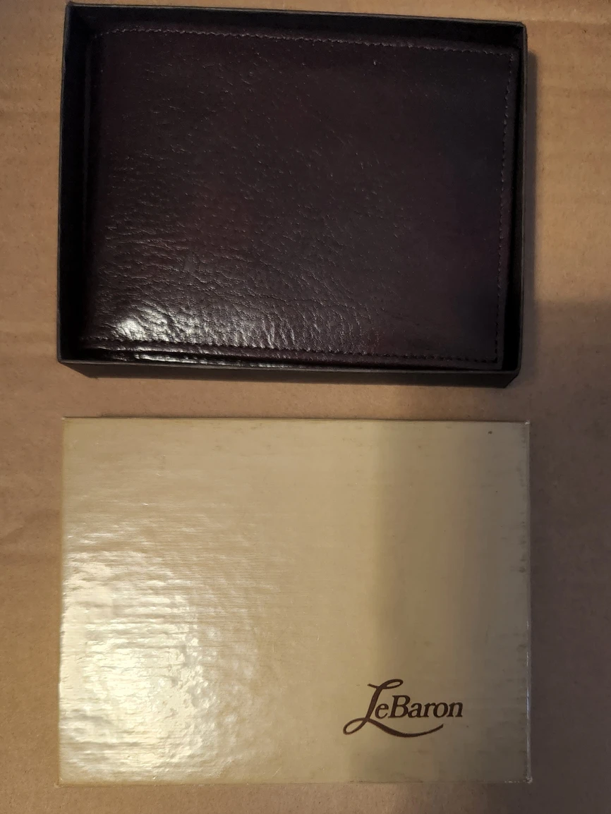 Leather wallet with removable card holder image indicator(4)