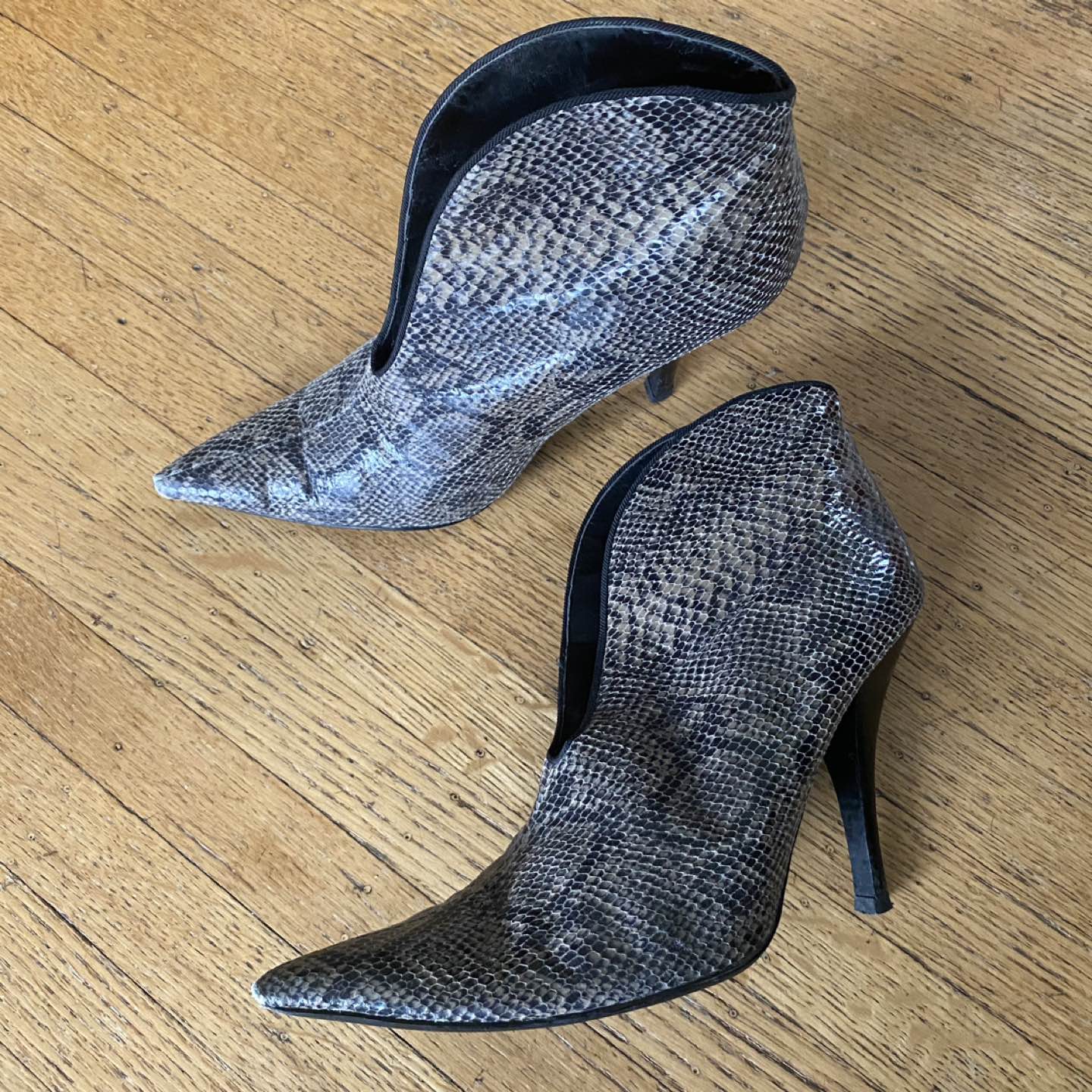 VARIOUS SHOES, BOOTS AND HEELS CLOSET CLEANOUT - photo 3