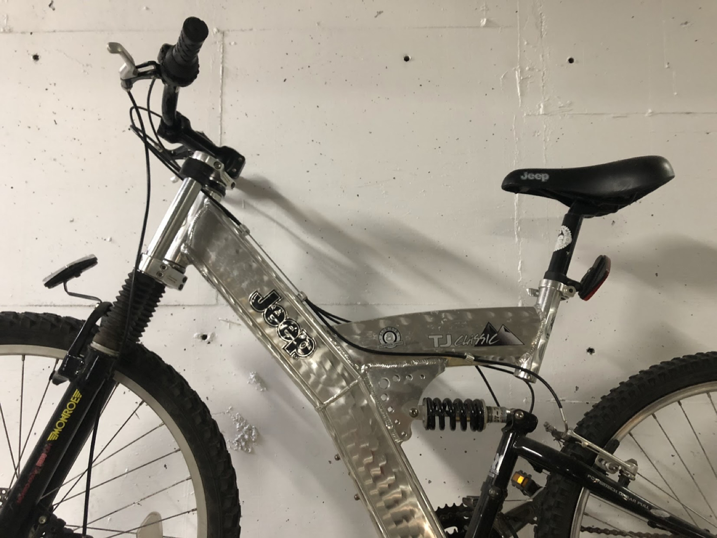 Jeep TJ Classic Men's 21 speed mountain bike image indicator(6)