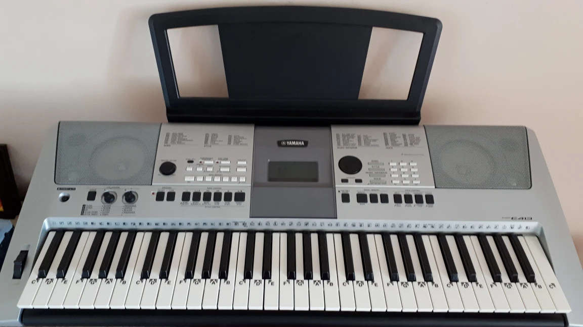 Yamaha Keyboard with stand and manuals