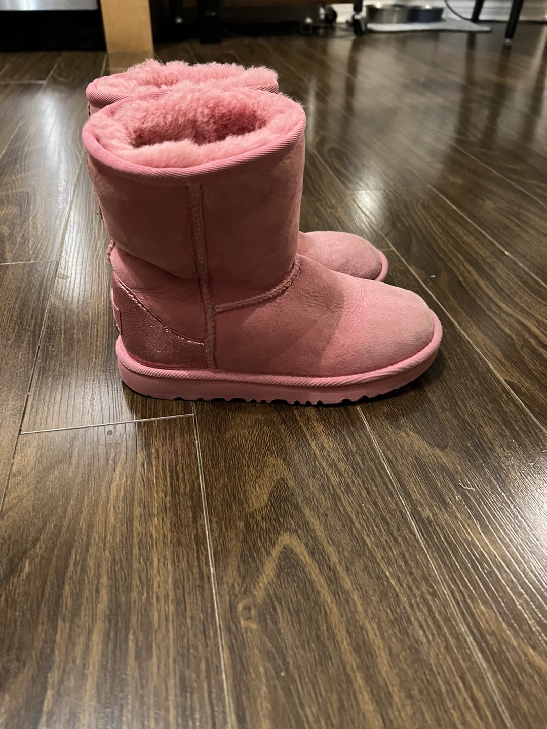 Girls Uggs ( youth size 1) thumbnail