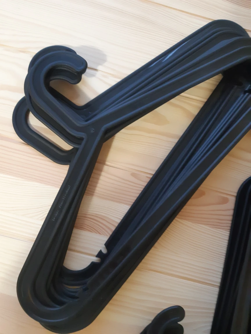 wooden hangers and black hangers - photo 2