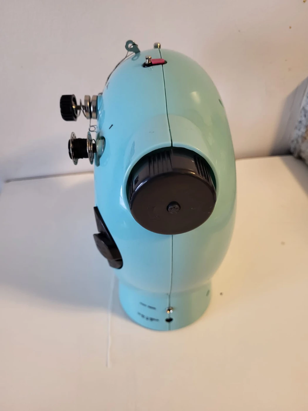 Sewing Machine - LIKE NEW image indicator(2)