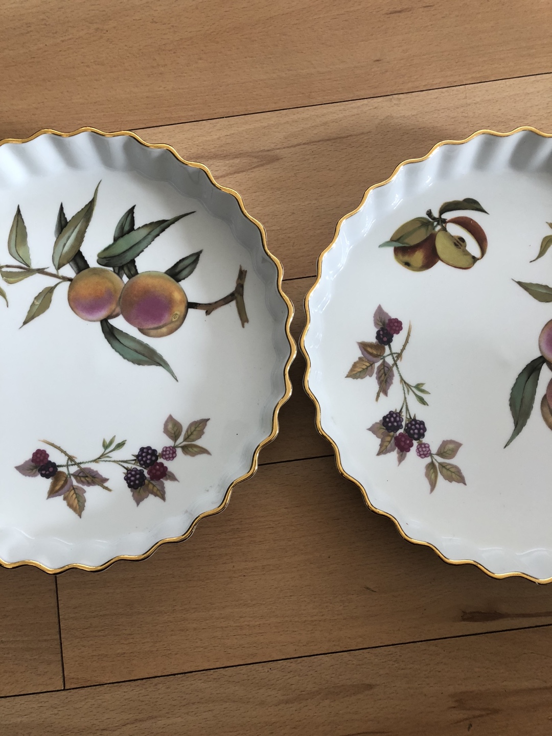 A pair of ROYAL WORCESTER dishes thumbnail