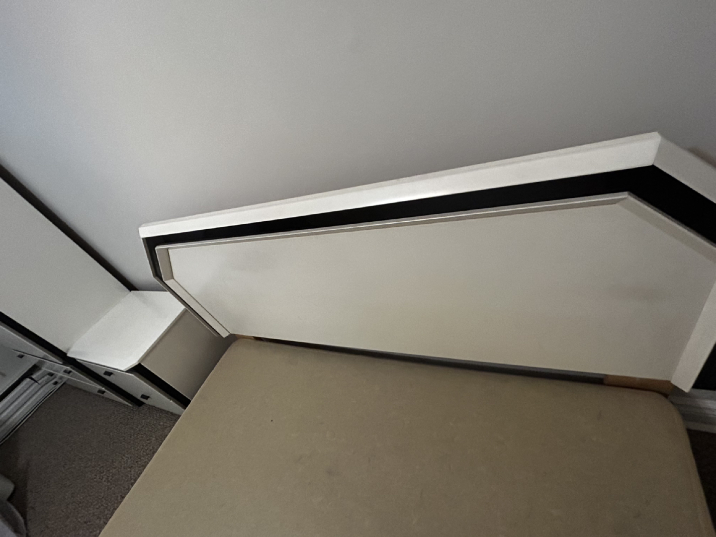 Queen bed frame - photo 2