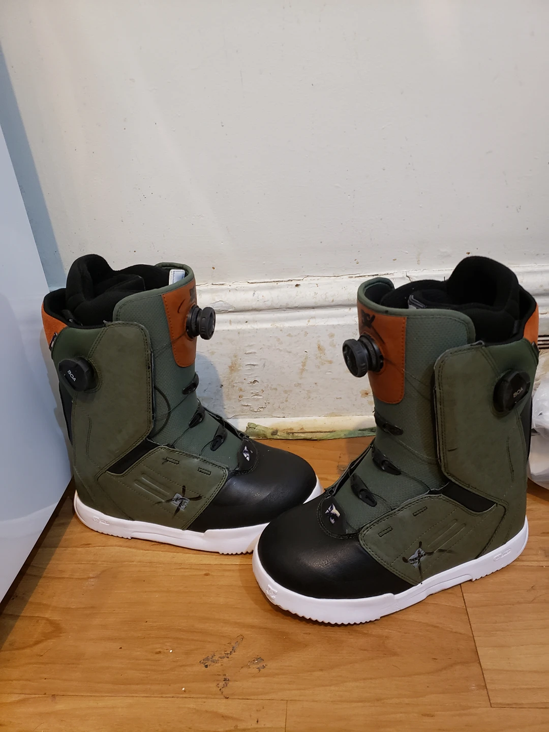 DC snowboarding boots