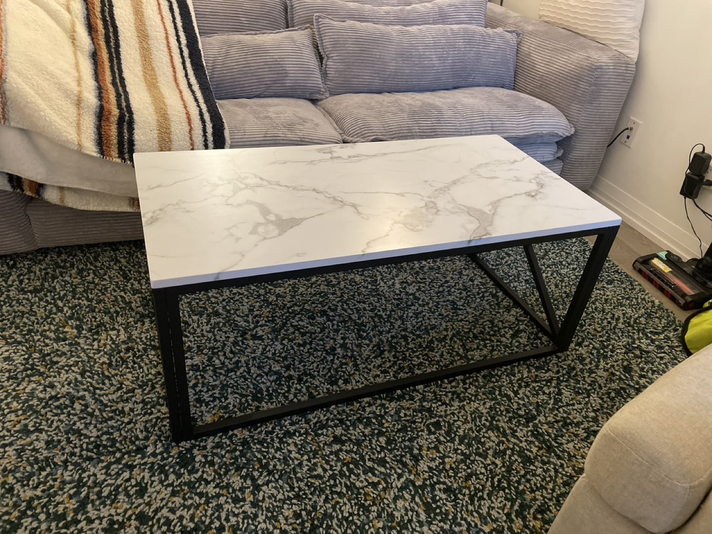 Sturdy coffee table like new, MDF wood top marble design