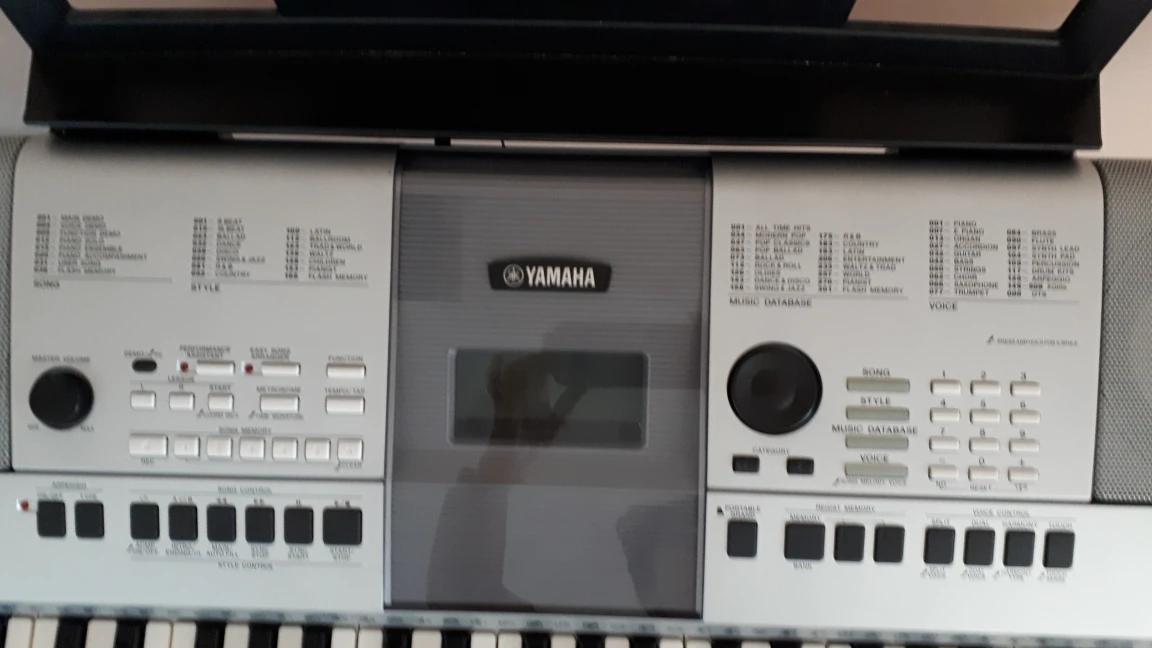 Yamaha Keyboard with stand and manuals - photo 4