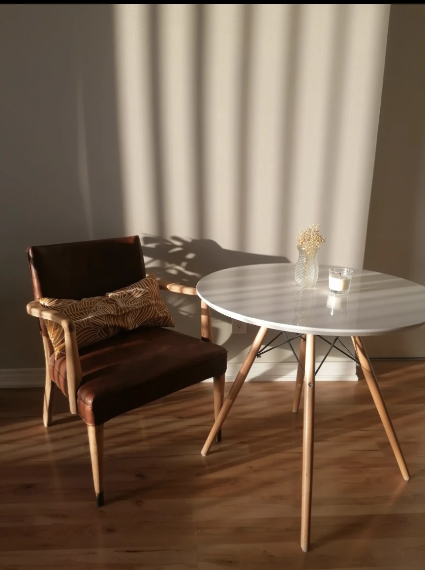 White round table thumbnail