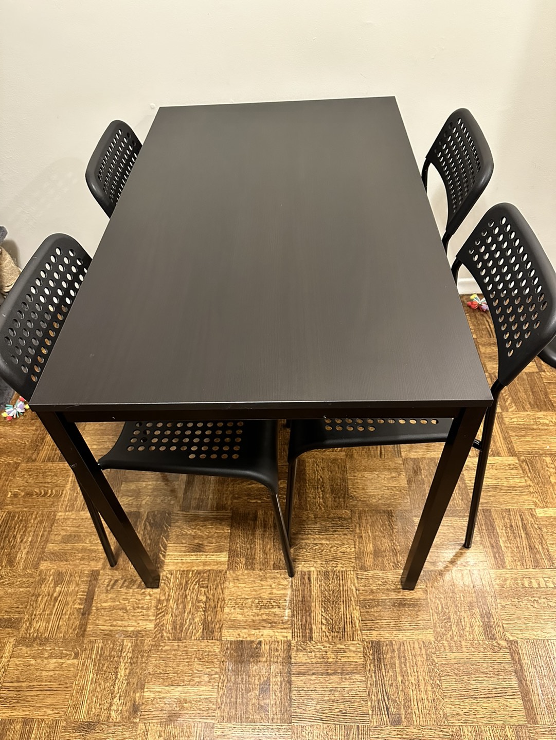 Table and 4 chairs - photo 3