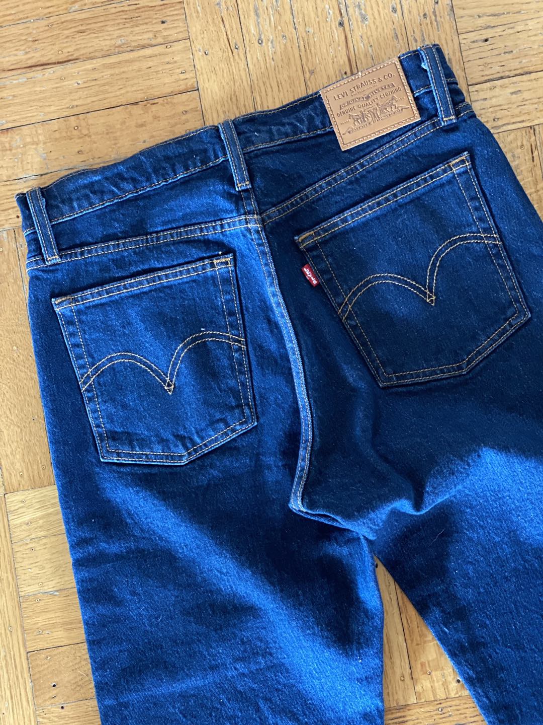 NWOT LEVI’S WEDGIE DARK WASH JEANS sz 27 - photo 5