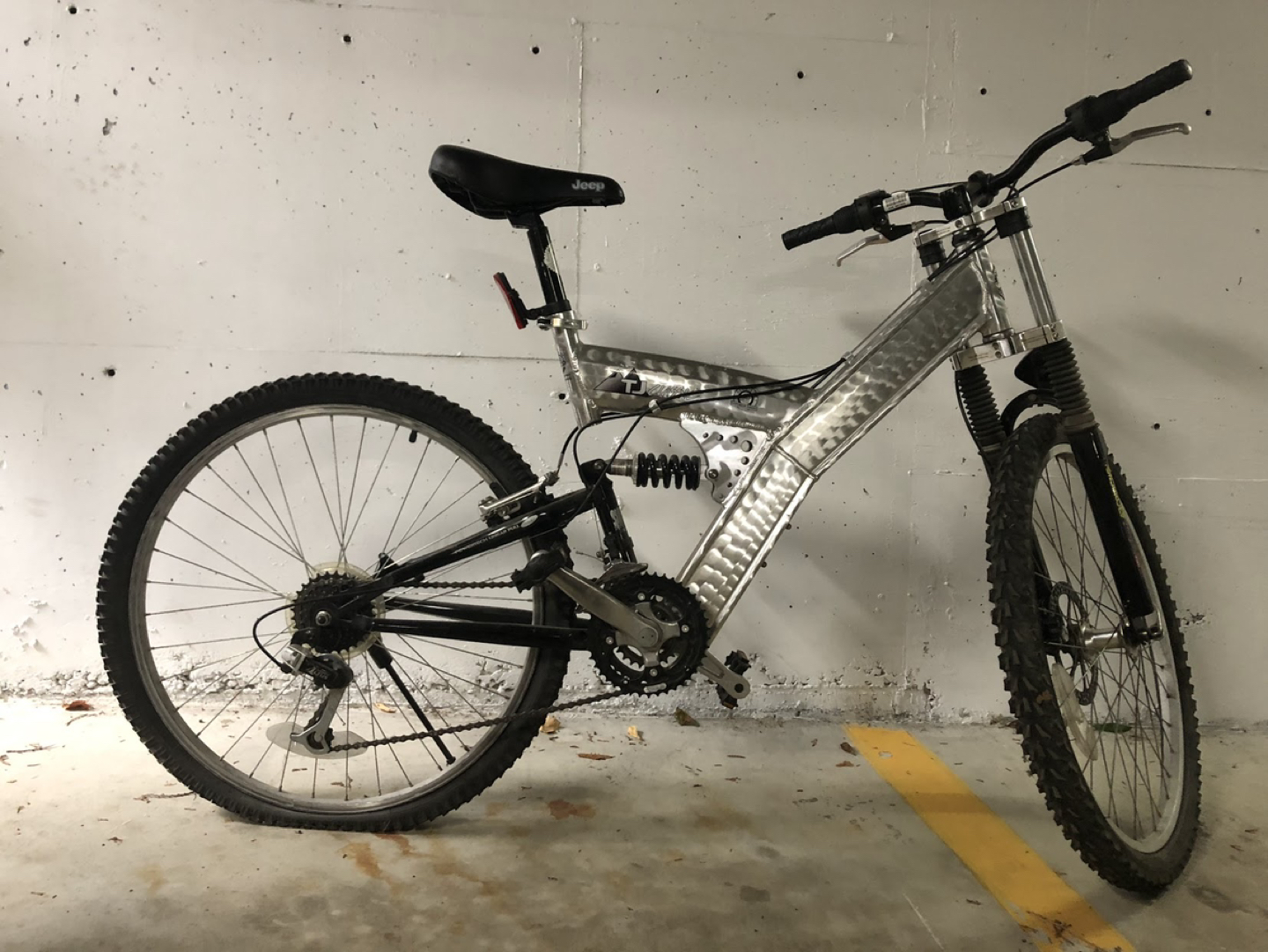 Jeep TJ Classic Men's 21 speed mountain bike image indicator(2)