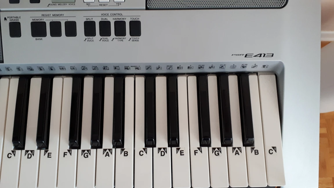 Yamaha Keyboard with stand and manuals - photo 3